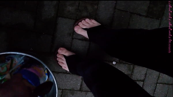 Barfu&szlig; zum m&uuml;llplatz 