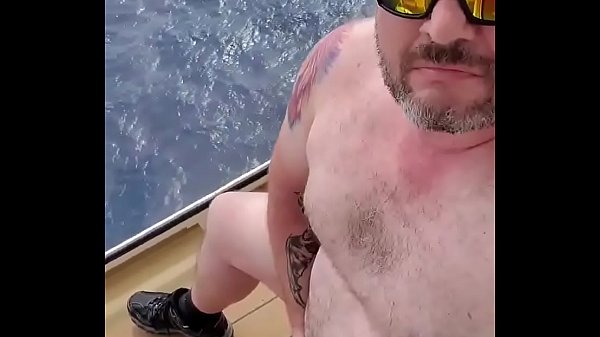 Gordo gozando enquanto bate uma 