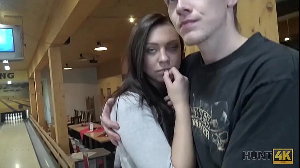 HUNT4K. La superbe brune Ornella Morgen suce une bite et se fait baiser pour de l'argent 