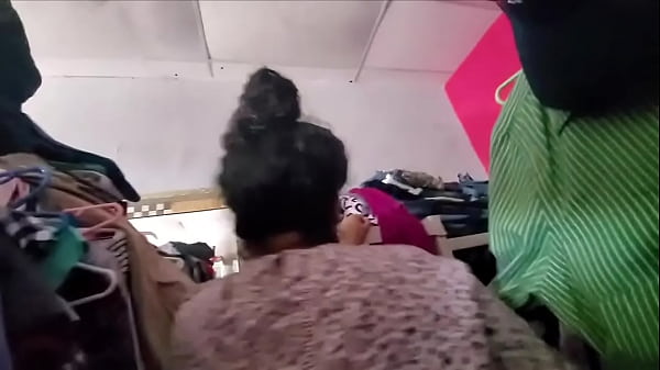 Engañando a mi esposo con un compañero de_trabajo en la tienda_de ropa