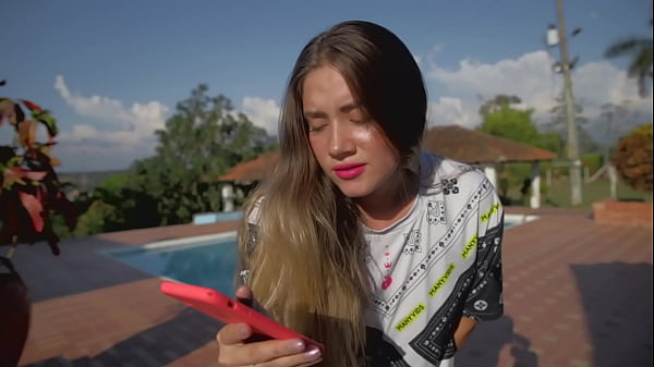 Rubia cachonda se pone cachonda al pensar en la polla de su ex quien le manda fotos a diario