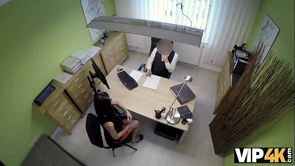 VIP4K. Die langhaarige Brunette Inga Devil kommt zu einer_kleinen Darlehensfirma