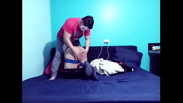 Play MP4 - Pierde apuesta y le toca depilarse el culo&comma; se calientan y terminan follando