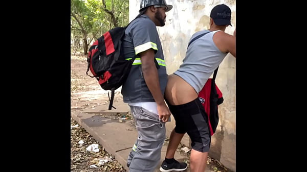O Trabalhador Saiu Do Servi&ccedil;o E Direto Comer Bunda De Garotos No Parque thumbnail