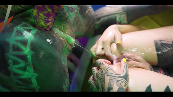 Goth lesbians fill the tattooed girl&rsquo_s ass with cum