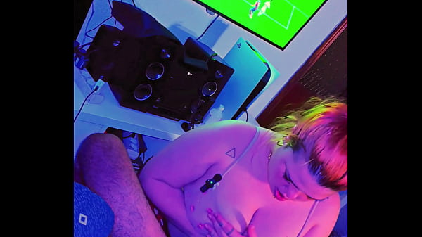 Gamer stepbrother plays ps5 and his kinky stepsister distracts him with her cock familly relationship 