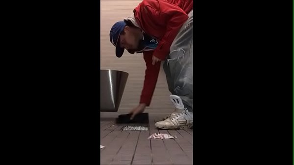 Play MP4 - Pissing my clothes