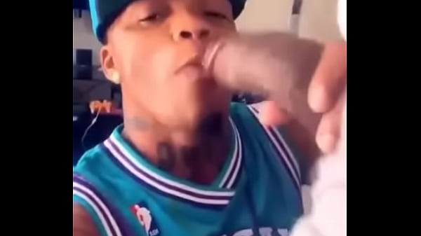 Dominicano mamando guevo en casa de su amigo 