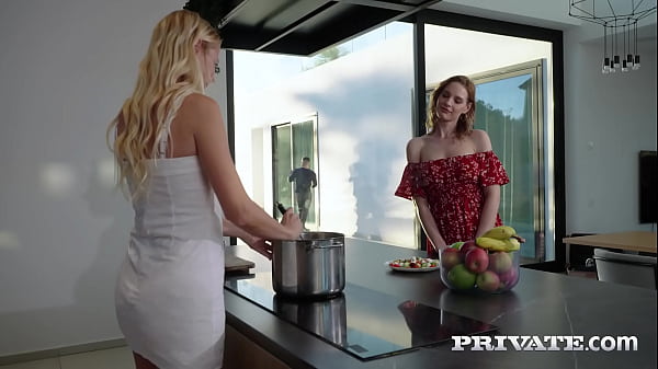 Nonton Lynna Nilson And Bonni Gee Eat From The Same Plate thumbnail