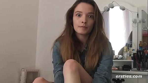 Play MP4 - Cute Babe Plays with Herself