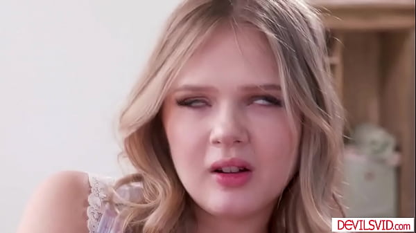 Teen squirting_while having interracial threesome with_bffs