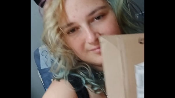 Je vais ouvrir un colis un peu sp&eacute;cial en live tu viens me voir 