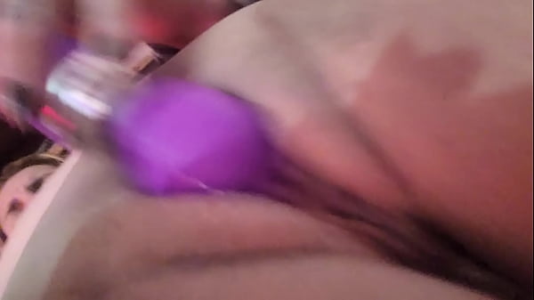 Blanquita juega_con sus_toys y se viene_muy rico