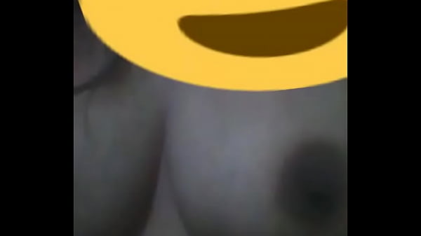 Mí_morocha_milf chupandose_las tetas