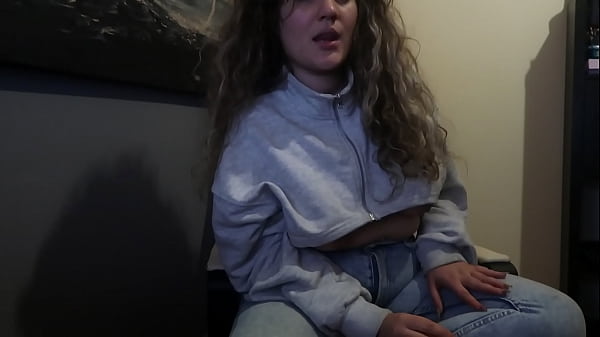 CURVY GIRL WITH TIGHT_JEANS AND NATURAL BOOBS SMOKE_A CIGARETTE FOR YOU