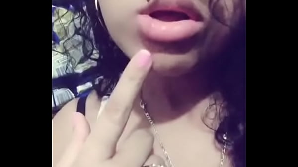 Play MP4 - rica se manosea con lujuria y se chupa el dedo