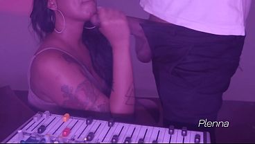 MAMEI O DJ E ELE ME LEVOU PARA OS FUNDOS E ME FODEU FORTE - BABI VENTURA E ED J&Uacute_NIOR