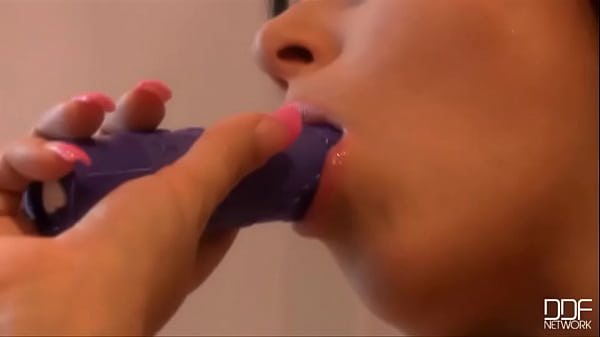 Nonton Girl With A Gizmo thumbnail