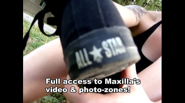 Smelly feet & socks of Maxine 