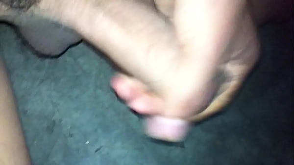 Aburrido en casa y sin nadie con quien follar 