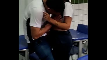 Morena novinha anos caiu na net dando sala de aula do colegio pro amigo do pau grande e grosso