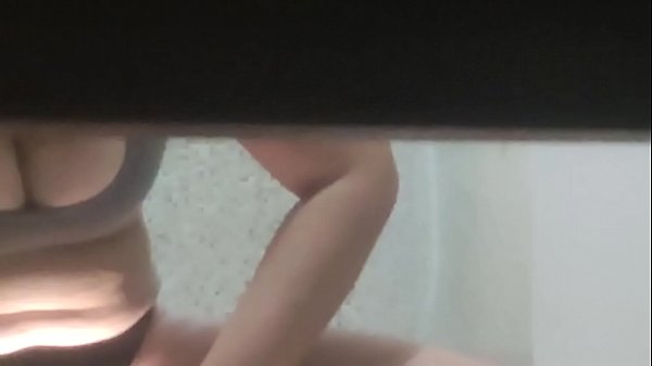 Play MP4 - Irm&atilde;o pervertido deixa c&acirc;mera escondida para gravar a irm&atilde; tomando banho &lpar;v&iacute;deo real&rpar;