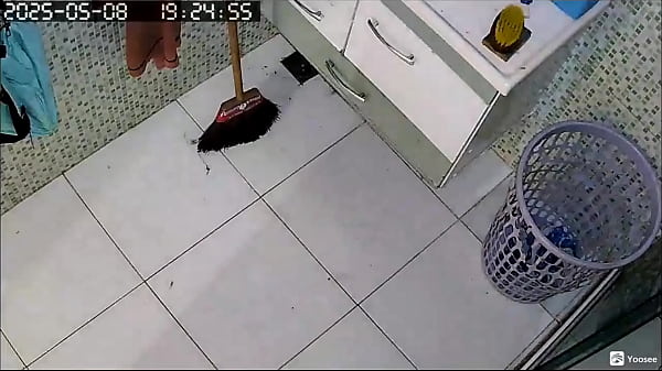 Camera escondida grava vizinha gostosa e gordinha se depilando sua grande buceta 