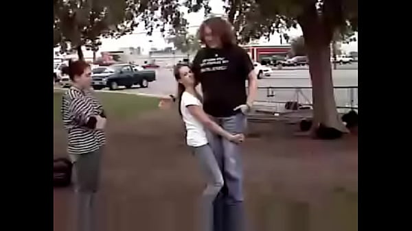 Nonton Chick Lifts Big Dude thumbnail