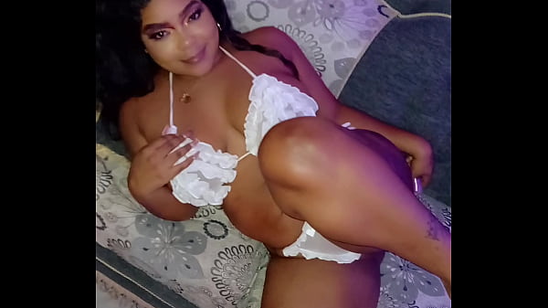 Caliente colombiana tiene fantas&iacute;a con su hermanastro 