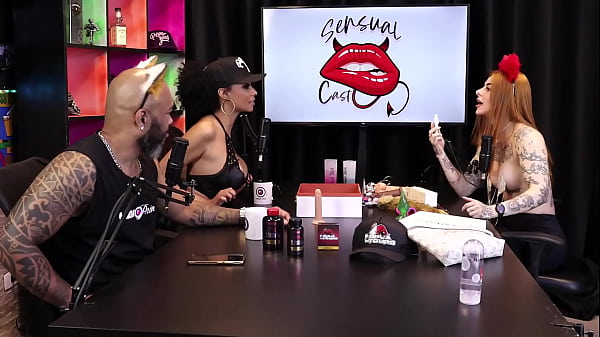 Duas gostosas testam o produto em seus peitos - Ruiva Braba (SHEER/RED) 