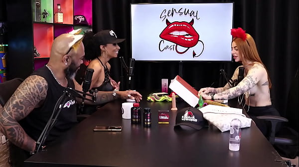 Duas gostosas testam o produto em seus peitos ruiva braba sheer red 