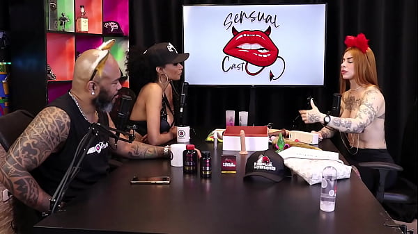 Duas gostosas testam o produto em seus peitos ruiva braba sheer red