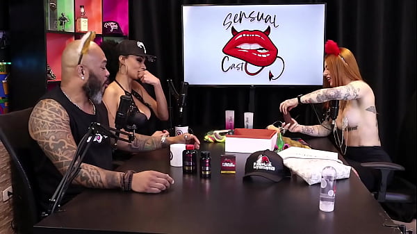 Duas gostosas testam o produto em seus peitos ruiva braba sheer red