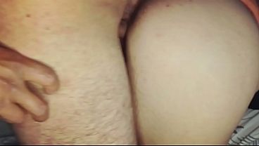 Cornudo Se masturba Mientras Su Amigo Se Folla A Su Esposa