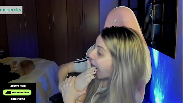 Streamer Bianquinhabotando seu p&eacute; bem gostoso na boca 