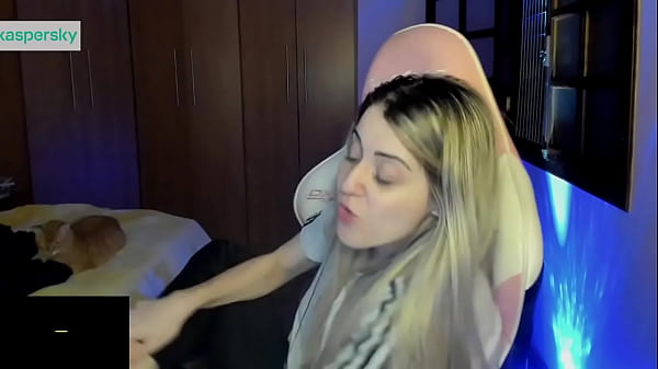 Nonton Streamer Bianquinhabotando Seu P&eacute; Bem Gostoso Na Boca thumbnail