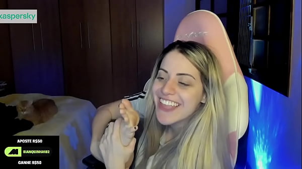 Streamer bianquinhabotando seu p&eacute; bem gostoso na boca 