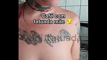 Caf&eacute; com tatuagem 