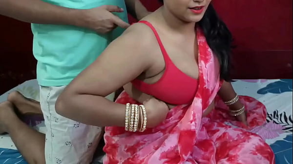 हॉर्नी स्टेपमॉम ने कहा बेटा मेरा ब्रा हुक बंद करदे, फिर सौतेली माँ की पलंगतोड़ हिंदी में चुदाई thumbnail