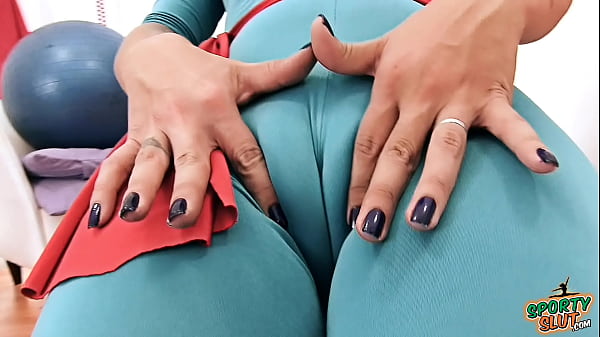 Play MP4 - Huge ASS Brunette Slut has HUGE CAMELTOE in Spandex Leotard