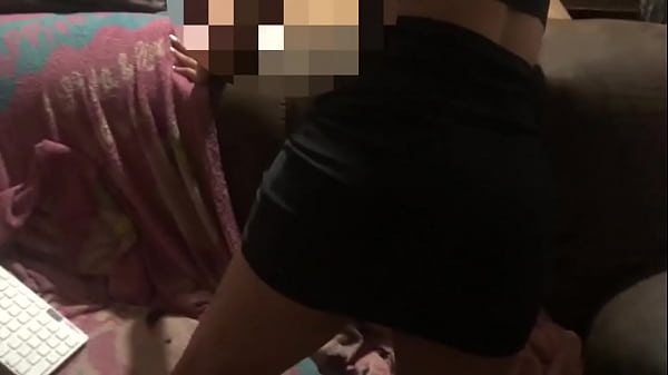 Pedi pizza o entregador ficou de pau duro ao me ver sem calcinha de vestido preto 