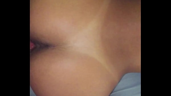 Morena gostosa de quatro metendo devagar