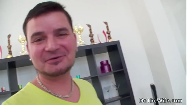 Nonton Cuckold Tries Not To Look While His Wife Kirshley Swoon Fucks A Stud thumbnail