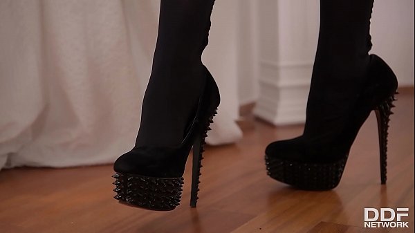 Lonesome latex lover a college babe&rsquo;s pussy insertion