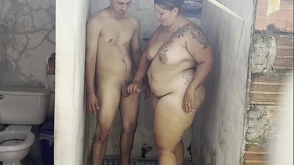 Play MP4 - MADRASTRA FOLLA CON SU AMANTE EN LA DUCHA