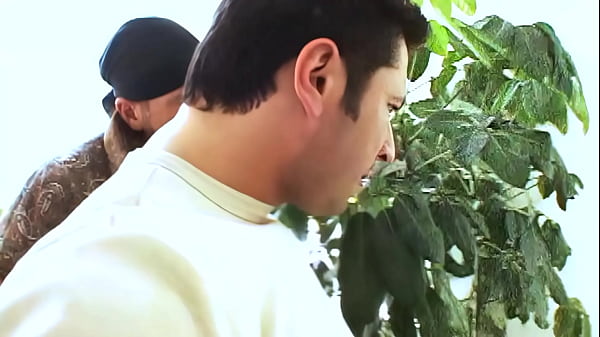 Nonton Blonde With Comically Large Boobs, Amy Azurra, Takes On A Couple Of Men In This Hot... thumbnail