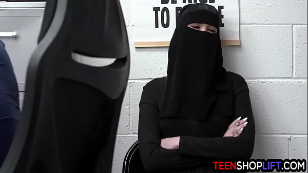 Muslim teen Delilah Day stole lingerie but_got busted by a mall_cop