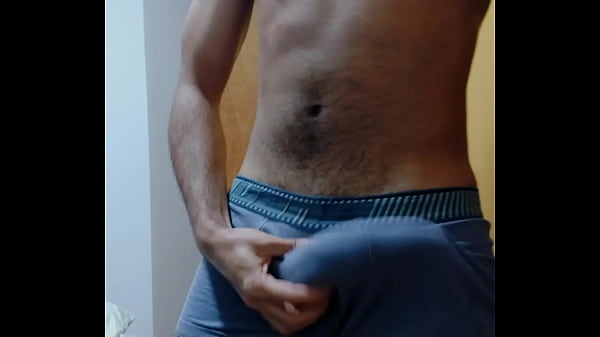Play MP4 - Brasileiro novinho se exibindo e mostrando o pau grosso