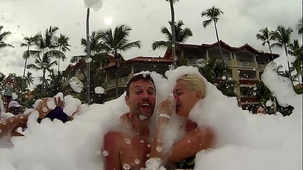 Nonton Authentic Couple Holiday Footage Revealed - Punta Cana - Day 2 thumbnail
