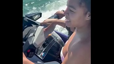 Novinha Brasileira Deliciosa Da Perdido No Corno Manso E Vai Fuder O Instrutor De Jetski No Mar. thumbnail